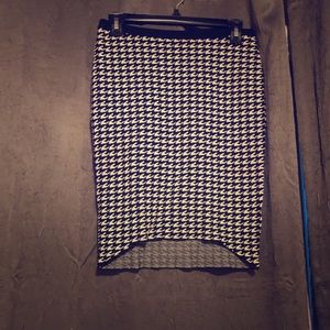 2/25$ Elle stretchy houndstooth pencil skirt